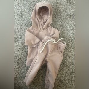 Seviin Matching Sweat Set 
3-6 months